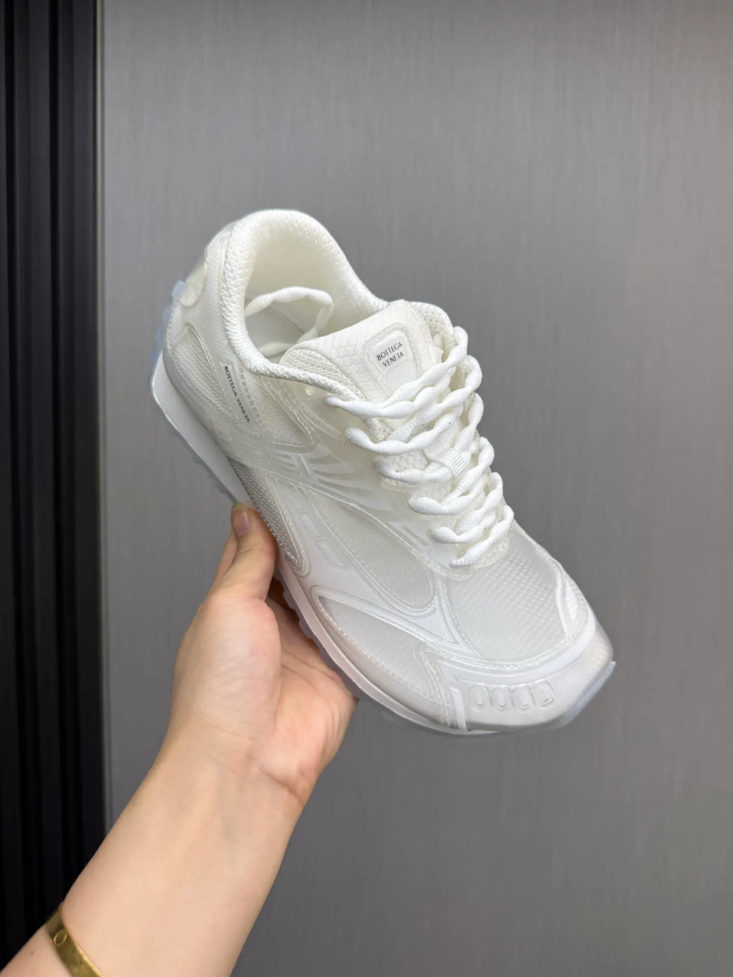 Men's men's shoes 💰620💰 BV top version 𝘽𝙊𝙏𝙏𝙀𝙂𝘼 𝙑𝙀𝙉𝙀𝙏𝘼 Orbit sneakers Wang Yibo same style couple style dad shoes 🩷💚 Runner sneakers, made of lightweight technical mesh fabric. Features a geometric patterned rubber outsole. Pay attention to the package craftsmanship ❕ High version shipping ❗️ Very nice, durable to play with and durable to make ✔️ Standard version 💯💯 The outsole is made of color-blocked TPU outsole. Women’s model 35-41 (40 41 customized) Men’s model 39-46 (45.46 customized) Equipped with original packaging